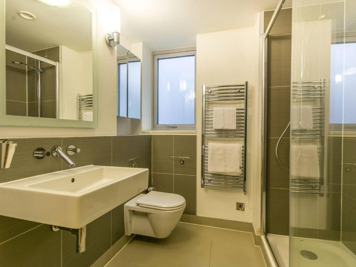 Pass The Keys Gorgeous 3-bed With Large Roof Terrace, Very Apartment *